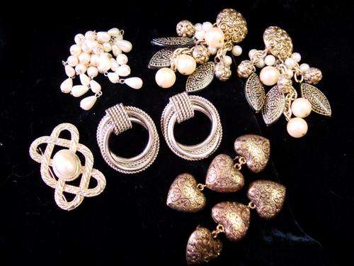 ASSORTED COSTUME JEWELLERY